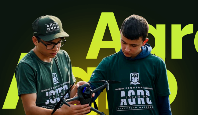 Dois jovens do programa operando um drone no campo