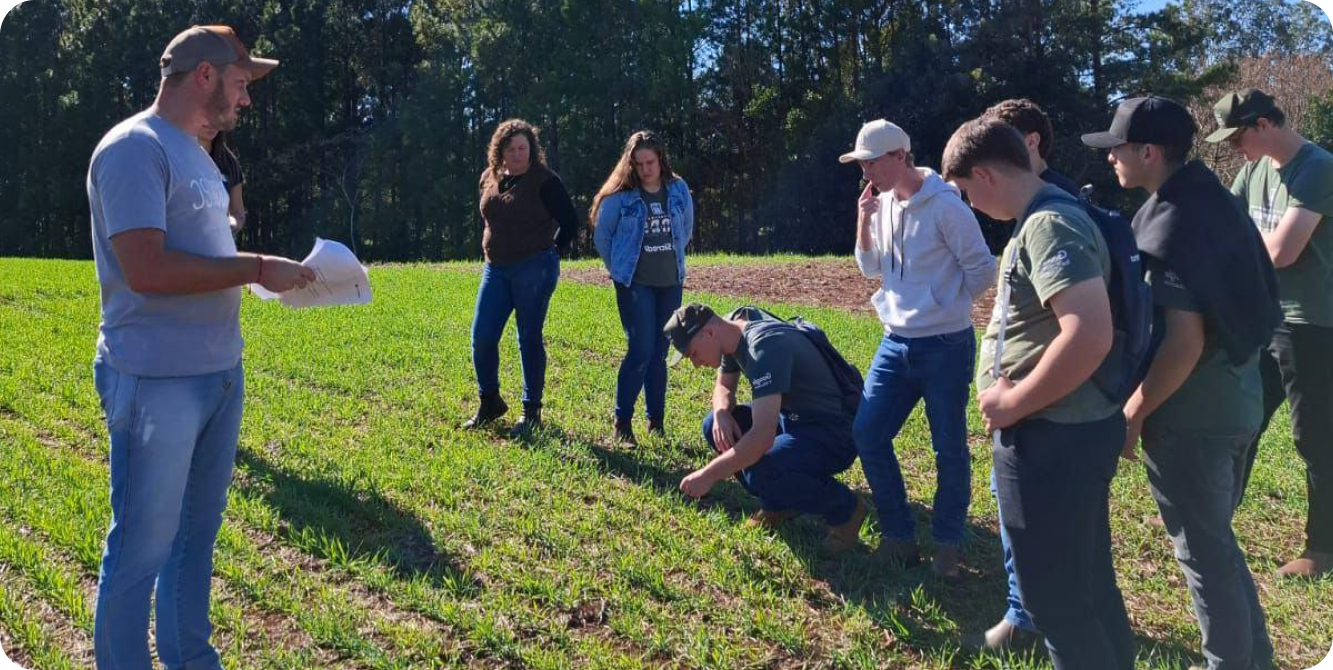Jovens do Agro em atividade prática no campo com instrutor