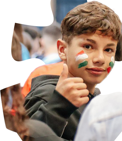 Criança sorrindo com bandeiras pintadas no rosto